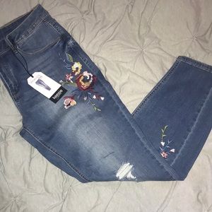 NWT Embroidered Kensie Jeans with tags